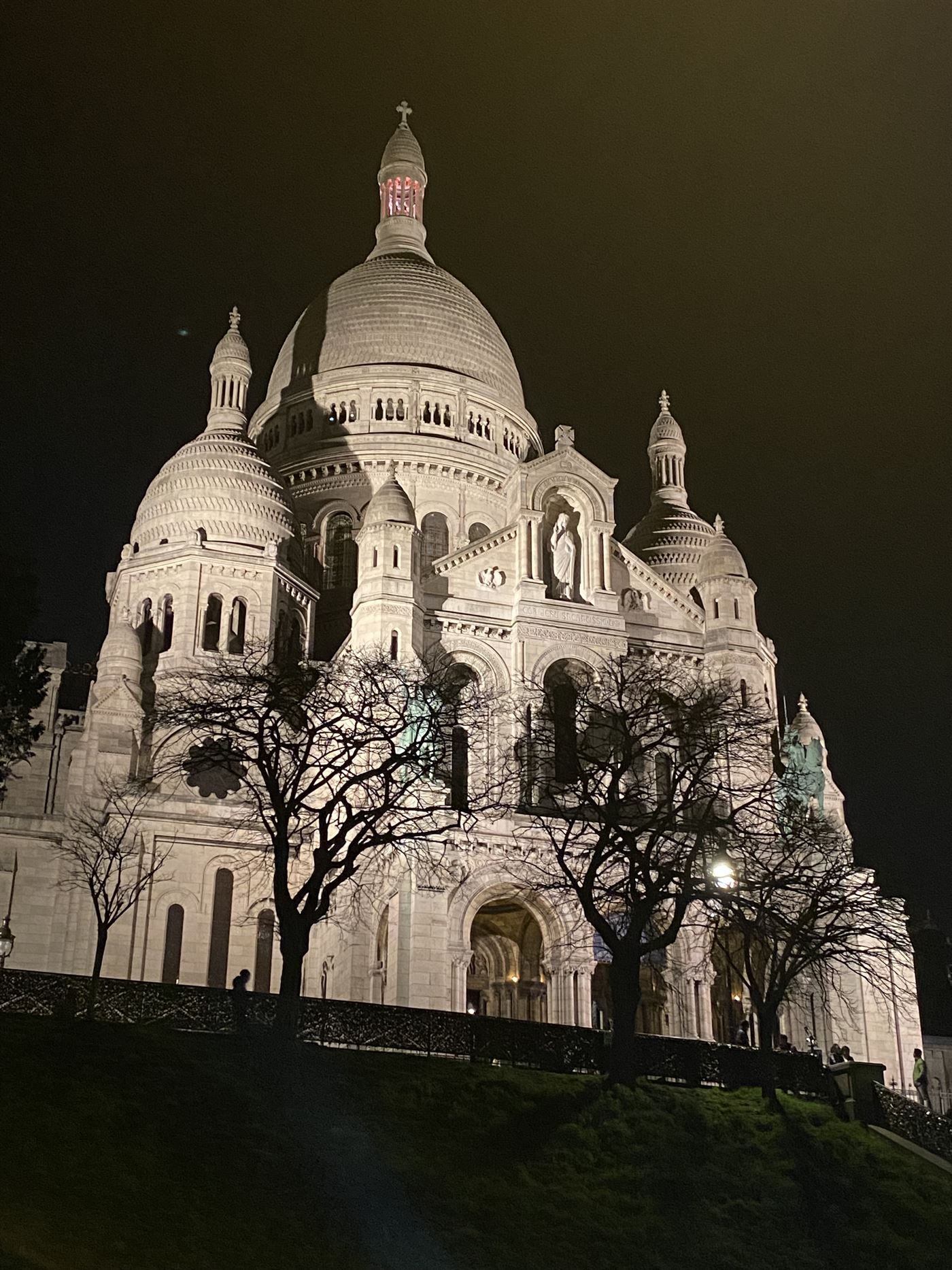 VTC GNN Private Driver de nuit devant la basilique du Sacré-Cœur à Montmartre