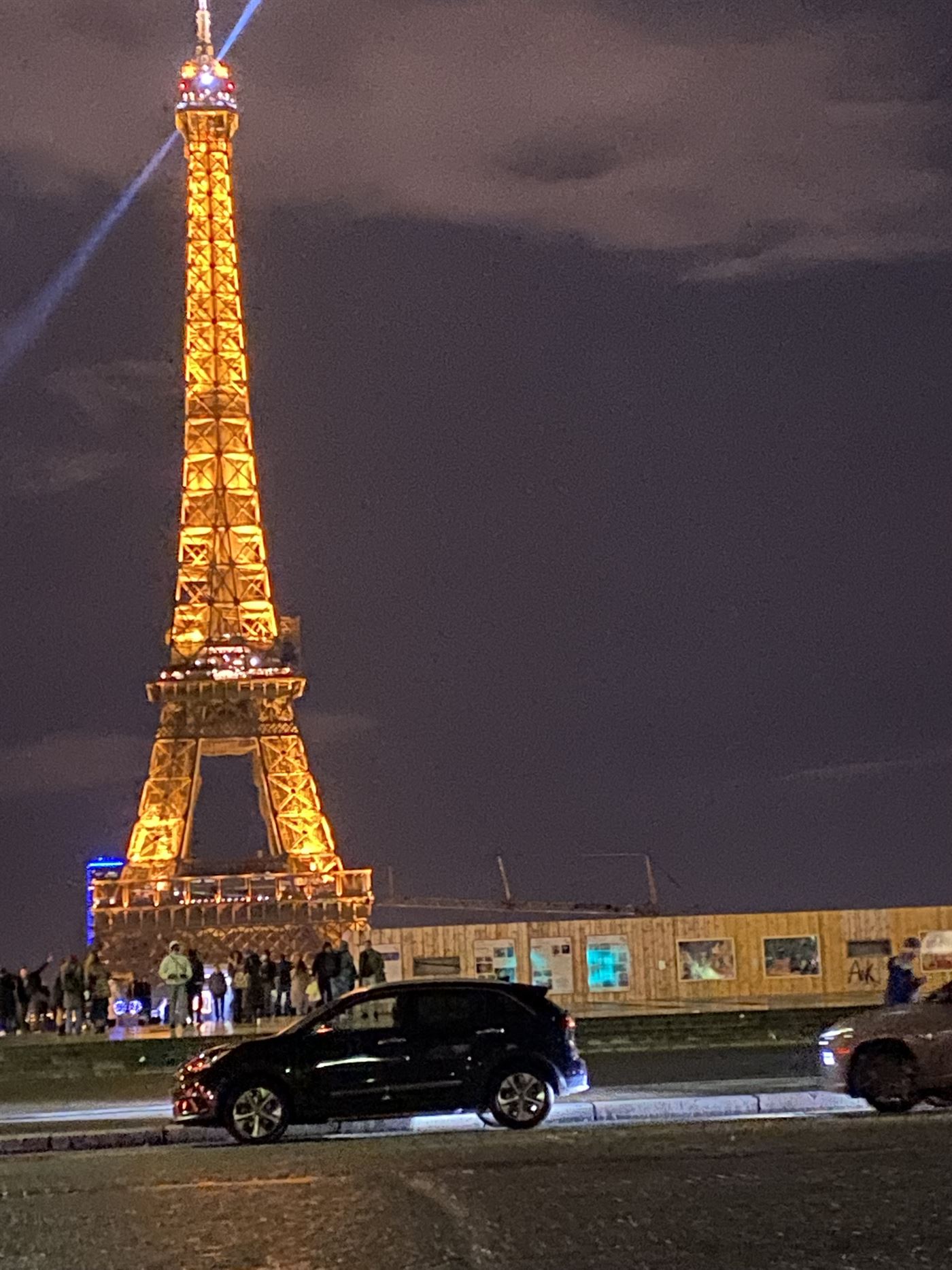 VTC GNN Private Driver devant la Tour Eiffel illuminée à Paris de nuit