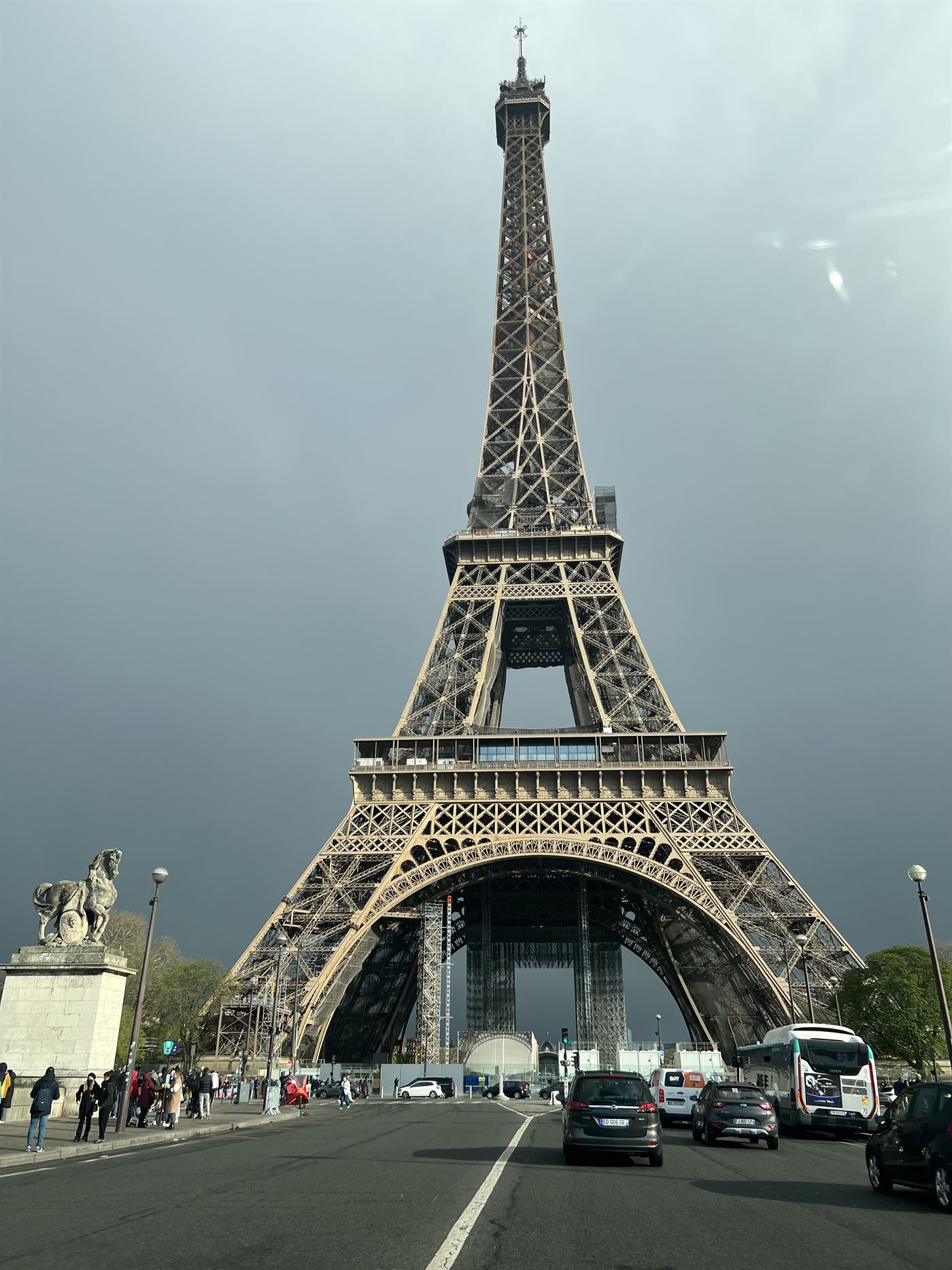 Transfert VTC GNN Private Driver au pied de la Tour Eiffel à Paris