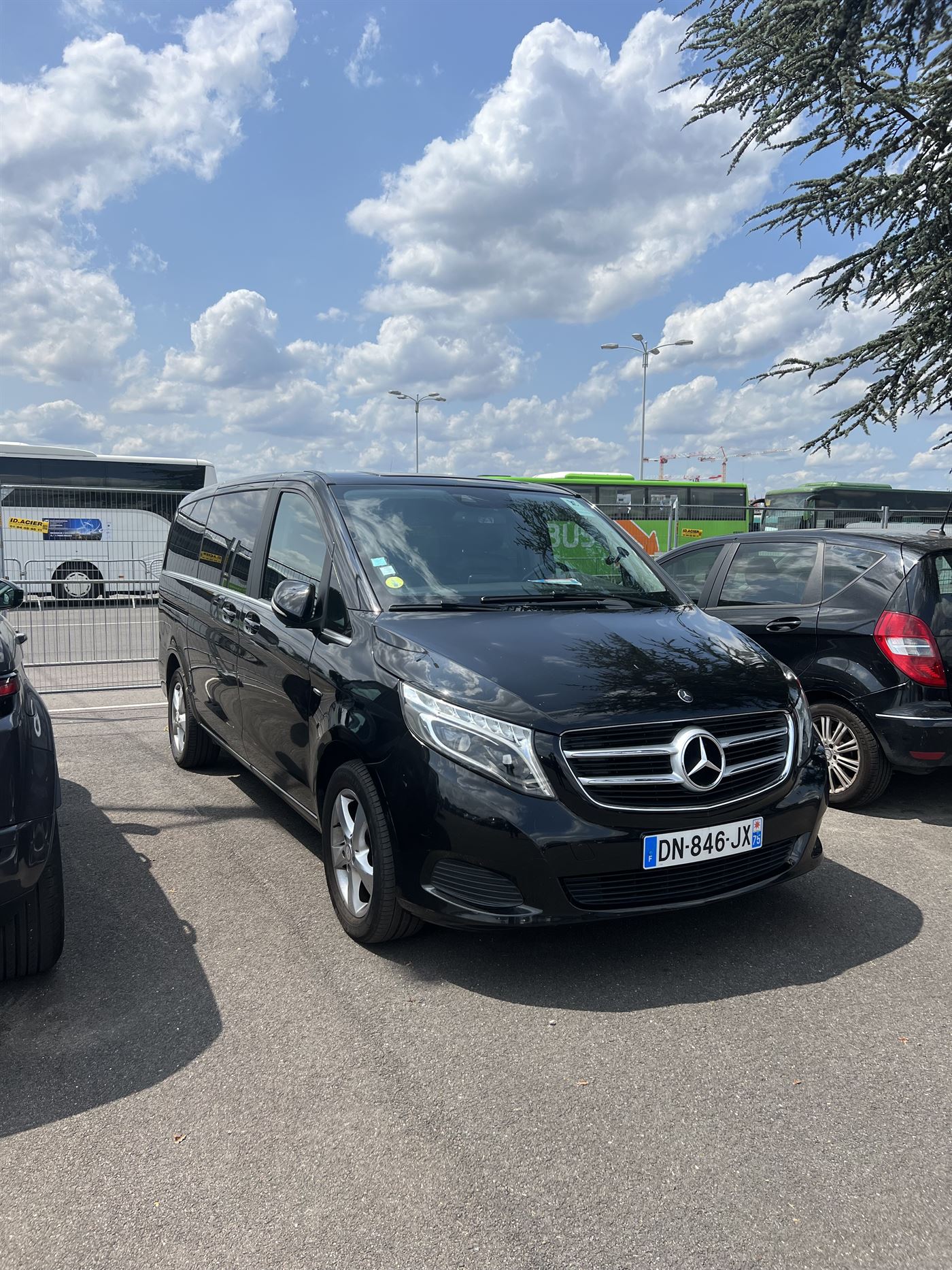 Mercedes Classe V noire GNN Private Driver, VTC berline grand confort pour groupes et bagages