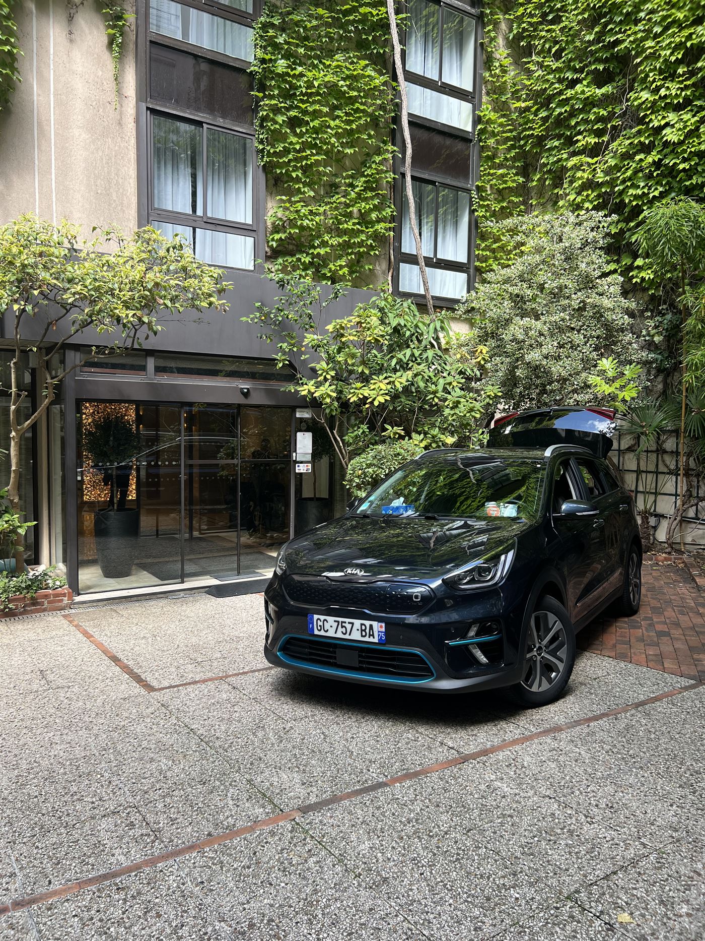Kia e-Niro électrique GNN Private Driver devant un hôtel arboré à Paris
