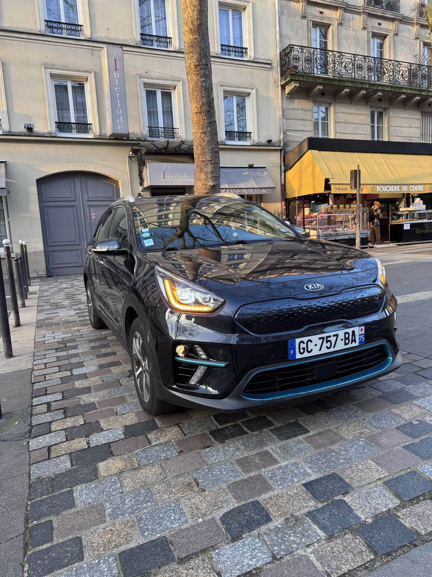 Kia e-Niro électrique GNN Private Driver en prise en charge devant un hôtel à Paris