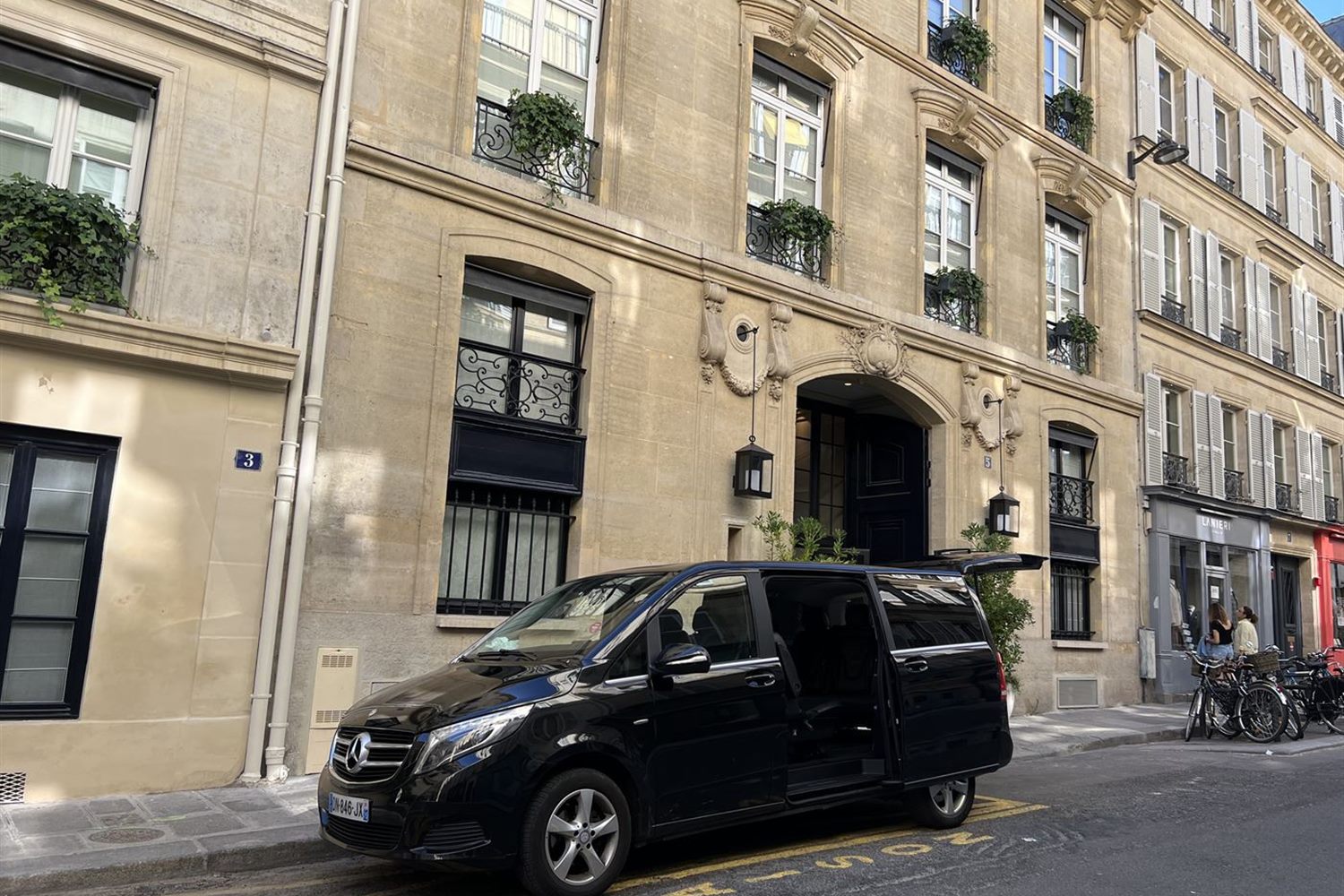 Van Mercedes Classe V GNN Private Driver devant un hôtel à Paris — chauffeur à disposition