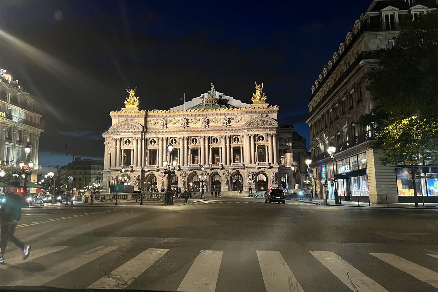 Chauffeur privé GNN Private Driver devant l'Opéra Garnier à Paris de nuit
