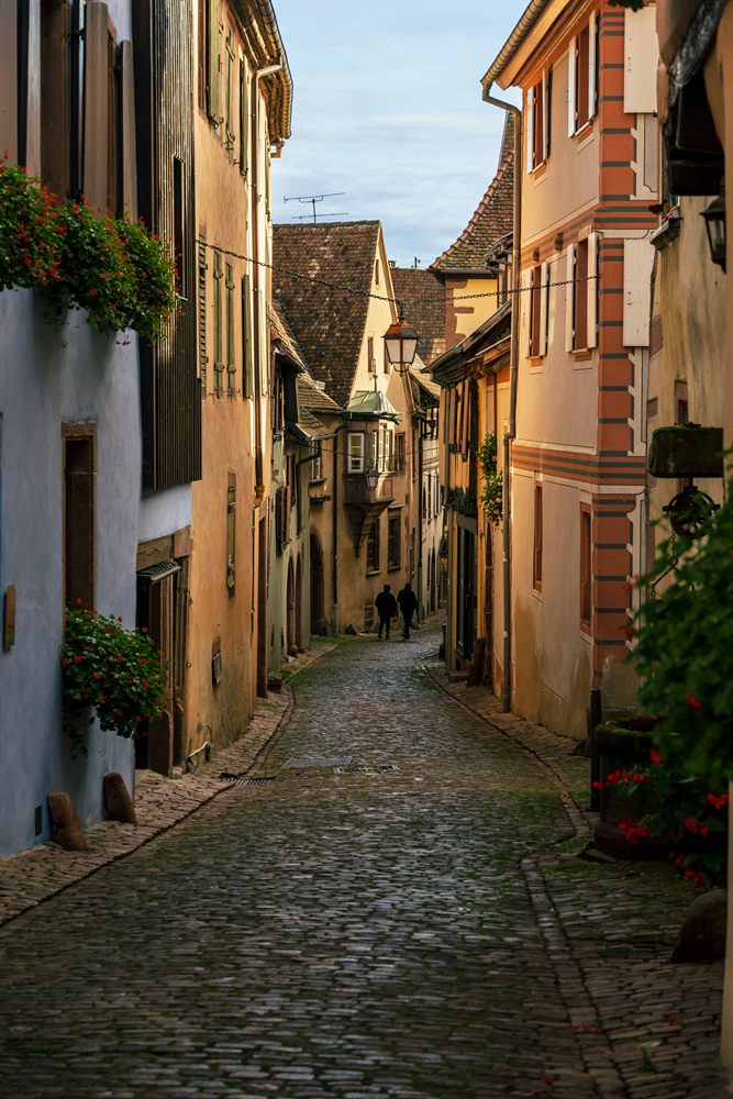 Route des vins d'Alsace — village viticole de Riquewihr ou Eguisheim