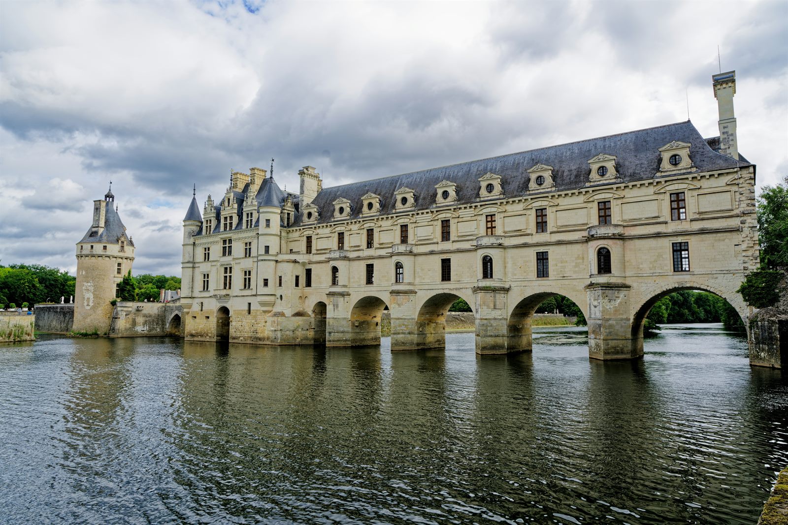 Route des vins et châteaux en chauffeur privé au départ de Paris — vignoble et château